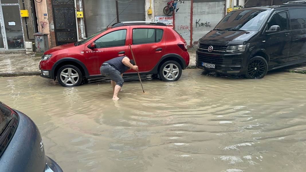 Fatsa’yı sağanak vurdu! Yollar göle döndü, iş yerleri ve araçlar sular altında kaldı 1